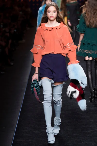 Look 10